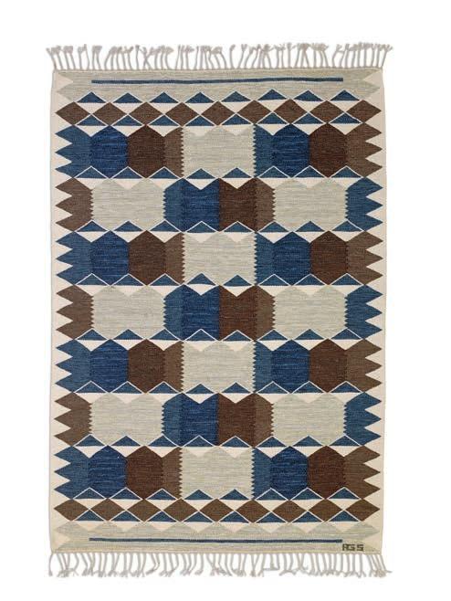 1176 1176 ANNA-GRETA SJÖQVIST Sweden. 20th century. Handwoven wool carpet in "rölakan" flat weave technique with geometric pattern in blue, brown and grey shades. Made second half of 20th century.