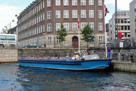 Havnerundfart Havnen rundt også der hvor turisterne ikke kommer Søndag d. 13. August 2017 Kl. 14.00 Vi har lejet vores egen båd i 1½ time.