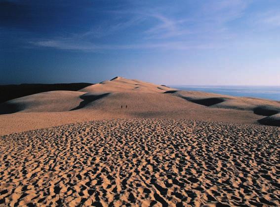 U drugim zemljama, more i vetar naneli su pesak u dine.