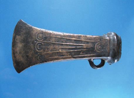 Pravili su oružje i oruđe od kamena, na primer oštrenjem komada kremena. Kremeno oružje iz kamenog doba.
