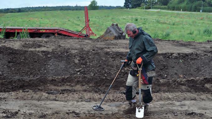 Fig. 10. Henrik Rasmussen afsøger fundstedet med sin metaldetektor i forbindelse med udgravningen. Foto: Kjartan Langsted. Den anden mønt er af en type, der hidtil var helt ukendt (fig. 8).