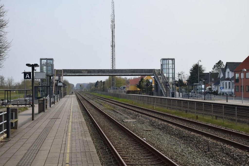 Figur 14: Hedensted Station. En perronbro krydser over banen med et elevatortårn på hver side. Stationen opleves generelt som åben.