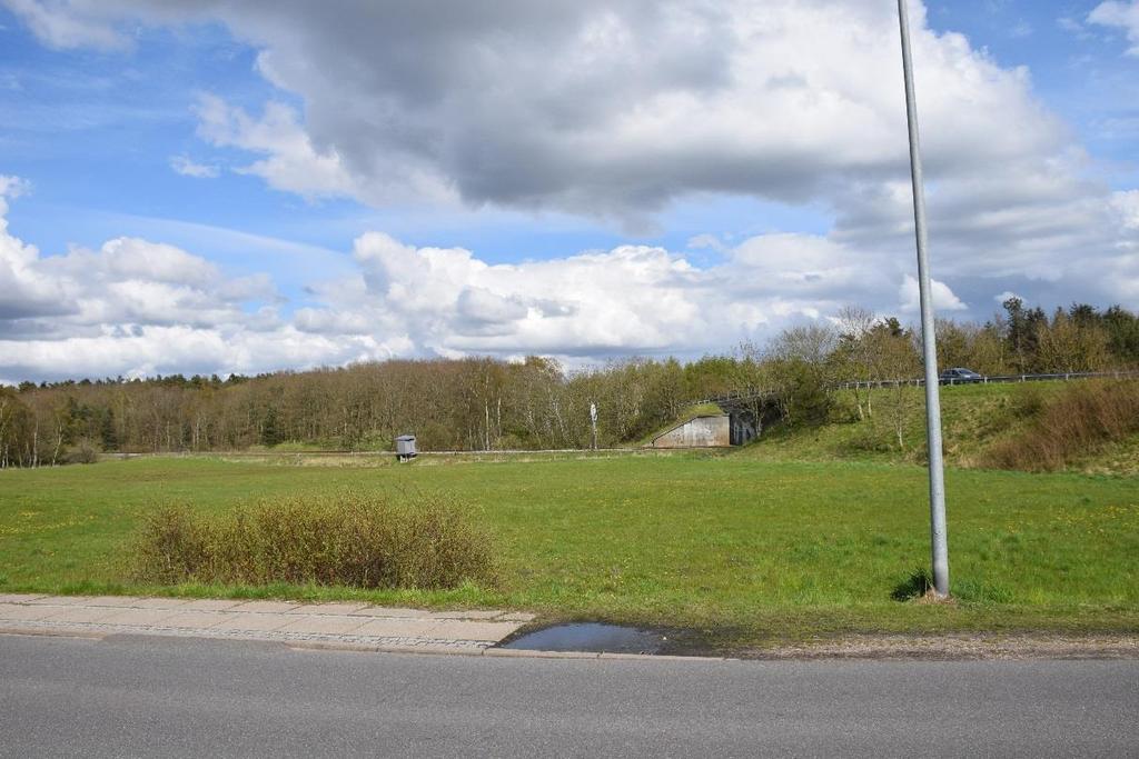 Figur 23: Udsigt til banen fra Vrold Tværvej syd for Skanderborg. Øst for banen findes skov, mens bebyggelsen i Vrold ligger på den vestlige side.