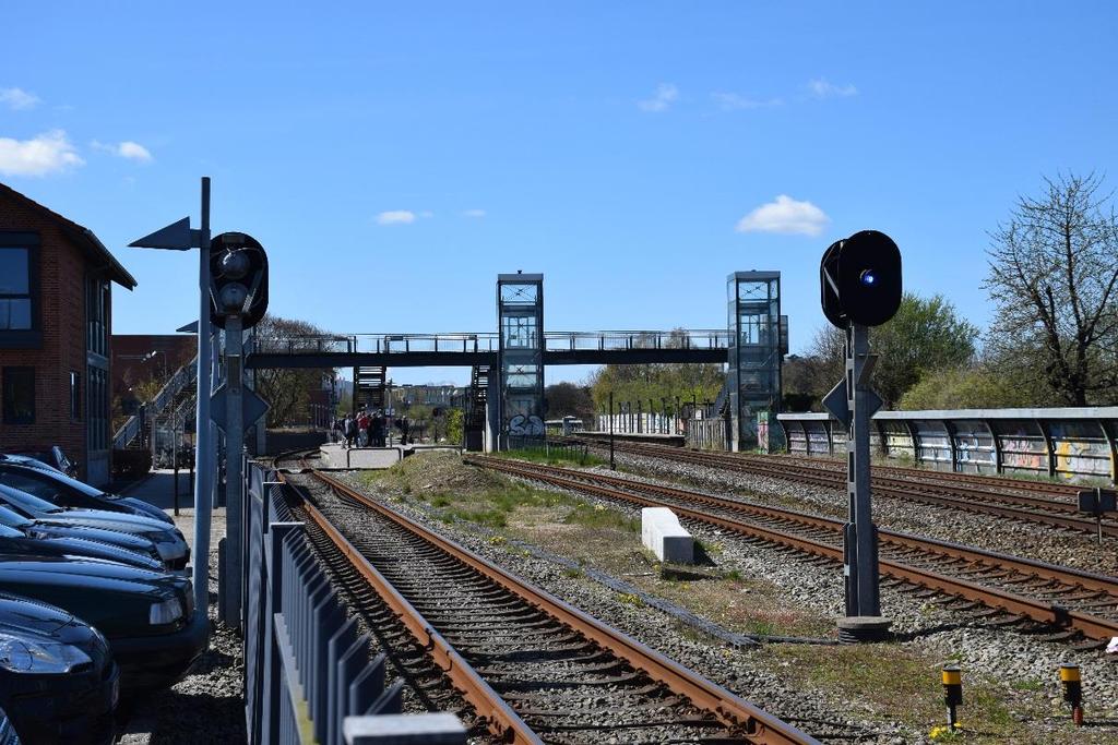 Figur 27: Viby J Station. En perronbro føres over sporene, og de tre elevatortårne fremstår markant i stationsområdet.