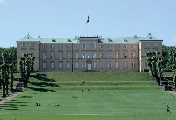BYEN I BYEN Frederiksberg Slot set fra Frederiksberg Have. Foto: Frederiksberg Kommune gelig sommerresidens i flere etaper fra 1699 til 1738.