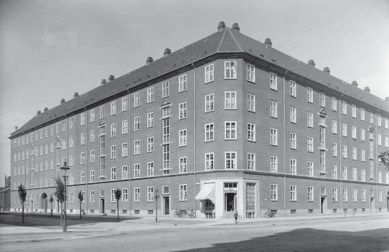 BYEN I BYEN En af de karakteristiske storgårdkarréer, der i 20 erne opførtes i Lindevangskvarteret. Ved den planlagte bebyggelse af det vestlige Frederiksberg i første halvdel af det 20.