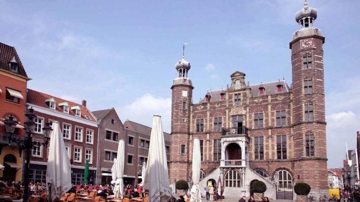 Venlo (2.9 km) Byen har lidt over 100.000 indbyggere, og der er rigeligt med shopping muligheder. Samtidig har byen en række meget specielle huse og bygninger, som giver et specielt præg til byen.