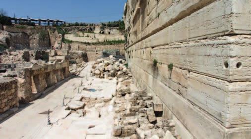 Ved et besøg i dag går man på Herodes den Stores fortov rundt om tempelmurene og fornemmer, hvor mægtigt et bygningsværk templet var. Foto: Morten Hørning Jensen.