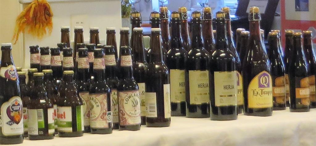 SÅ VAR DER IGEN GODT ØL PÅ BORDET Den 1. maj var mange medlemmer samlet i Vinkelsalen til foredrag om og smagning af belgisk øl - i alt 7 fantastiske og spændende lidt stærke øltyper.
