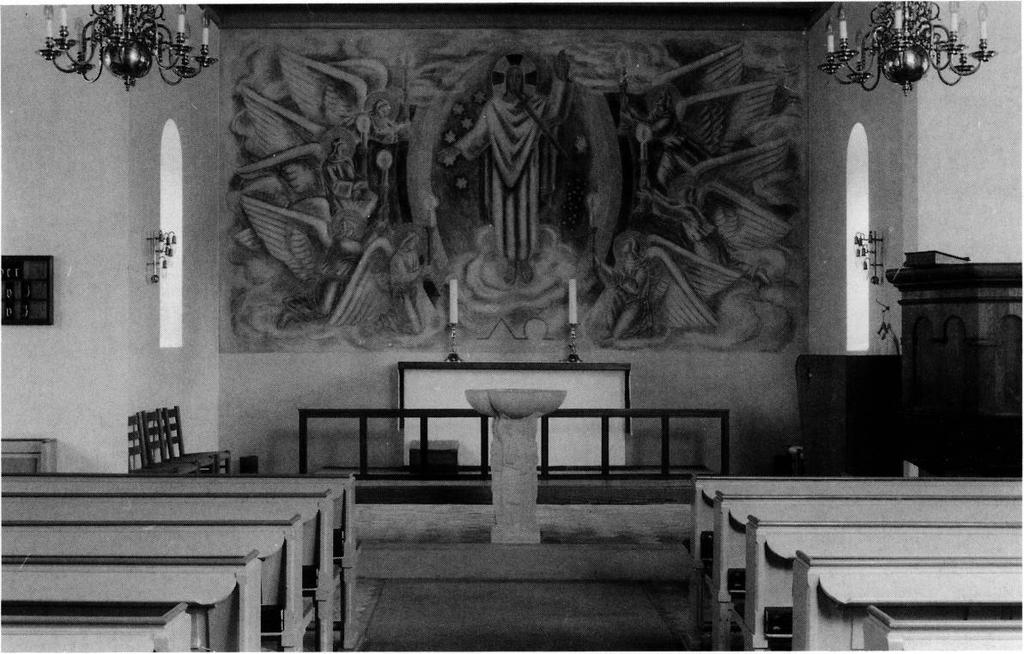VOEL KIRKE 3311 Fig. 3. Indre mod øst. NE fot. 1986. - Interior to the east after alterations in 1938, including wall decoration and baptismal font by the artist Jais Nielsen (1885-1961).