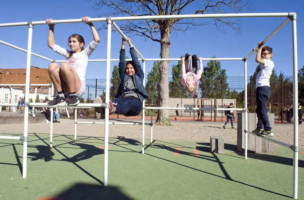 Syv innovative skolegårde Parkourstativet er placeret tæt ved de nyanlagte små boldbaner. Der både klatres og betragtes på samme tid.