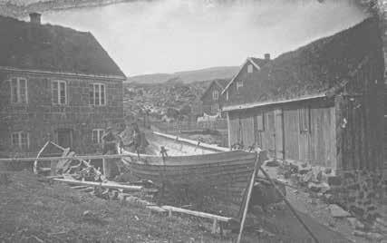 Av Høgukai út í Álaker Í 1905 letur Lias í Rættará sleipistøð, verkstað og høll byggja í Álakersvík. Í hesi høll var møguligt at smíða deksfør upp í 20 tons.