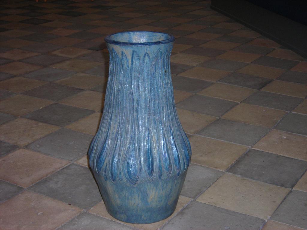 Vaser I kirken findes i koret 2 gulvvaser, lavet af keramiker Hilde List-Jensen, Stenholt.