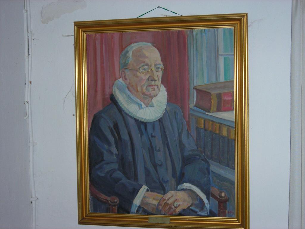 Portræt af Christian Metz I sakristiet hænger endnu et præsteportræt af Christian Metz, som var præst i Hørup fra 1932 til 1965.