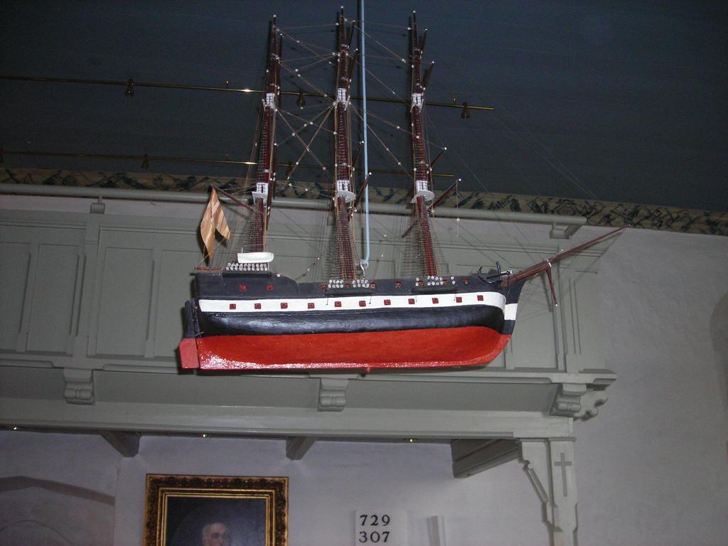 Kirkeskib I skibet hænger et kirkeskib med årstallet 1749. Det er det ældste kirkeskib i Haderslev Stift. Det er en tremastet fuldrigger med eet lag kanoner.