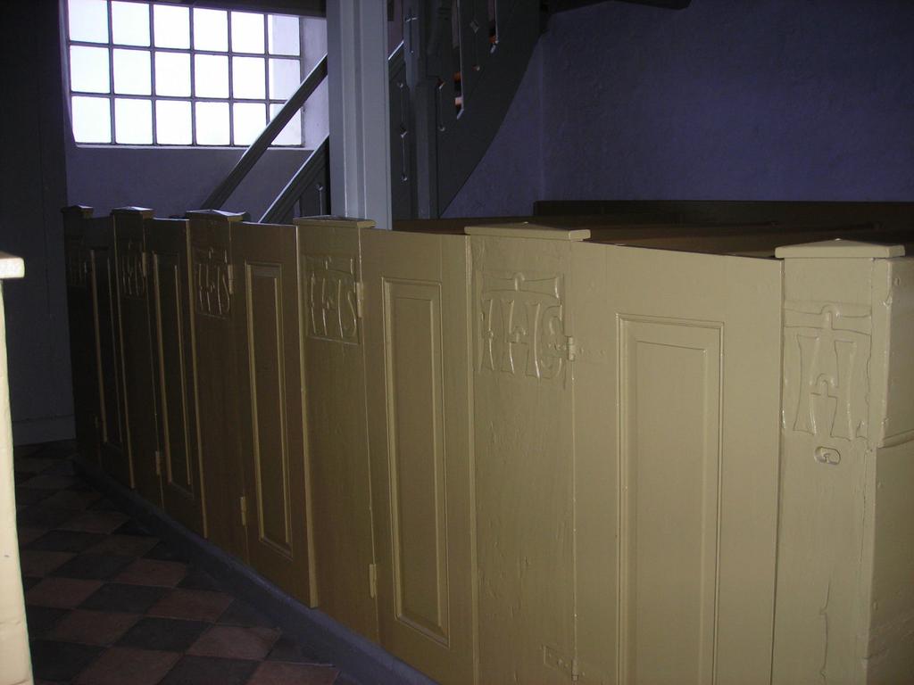 Kirkebænke, gulv og loft. Bænkene blev restaurerede i 1844, og i 1858 blev dørene tilføjet. I 2004 blev kirken restaureret og bænkene fik den nuværende farve.