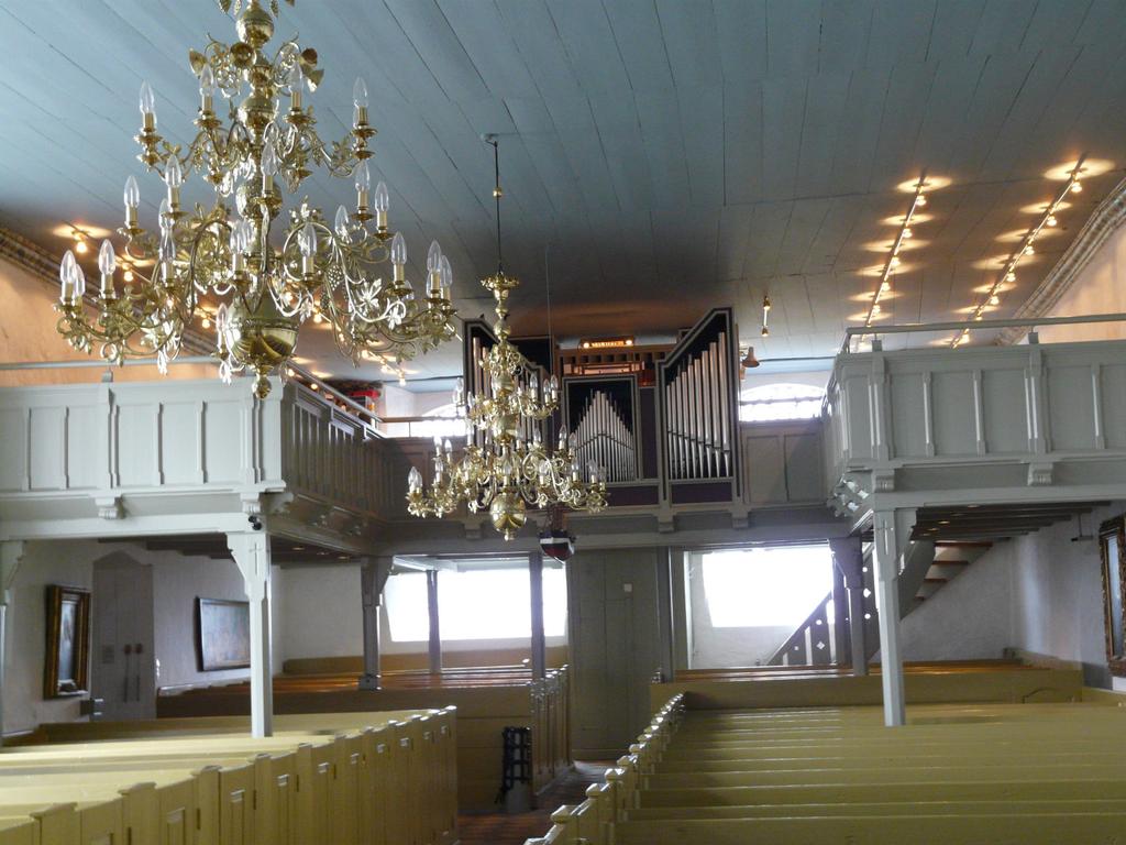 Orgel og pulpitur I kirken mod vest ses orgelet, der er anbragt oppe under loftet på vestpulpituret. Det første orgel er fra 1865, hvor det blev placeret på pulpituret, ligesom det er i dag.