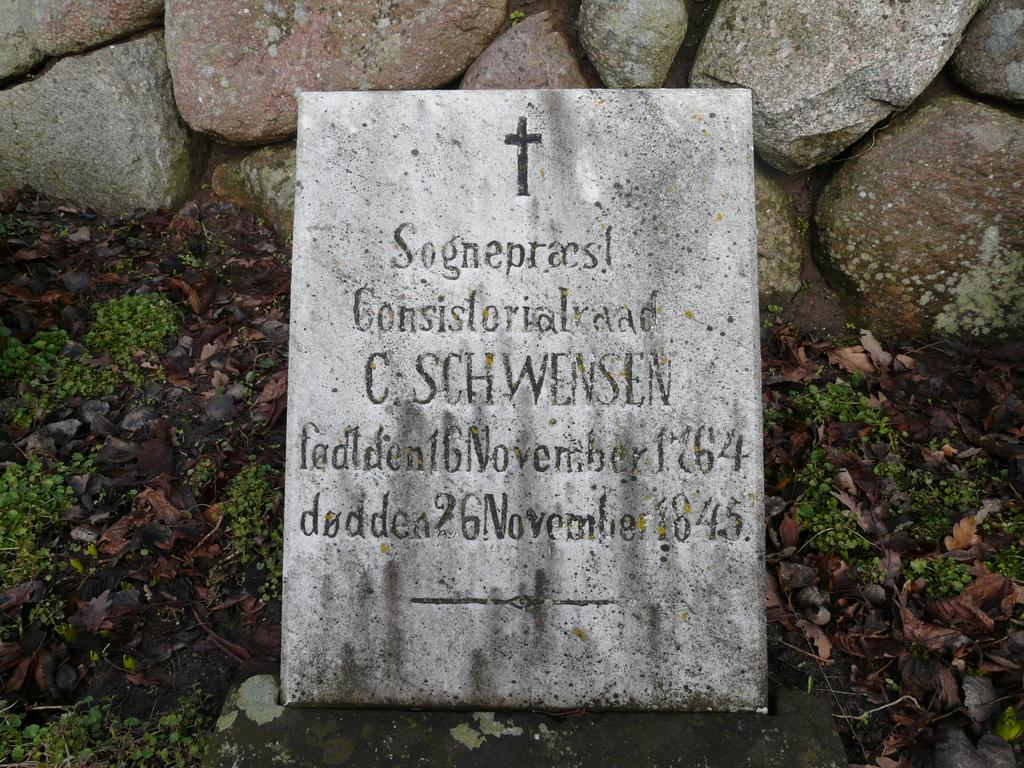 Præsteportrætter 2 Den yngre Schwensen blev født i Hørup præstegård den 23.marts 1811. Han studerede teologi ved Københavns Universitet og blev i 1838 kapellan hos sin aldrende fader.