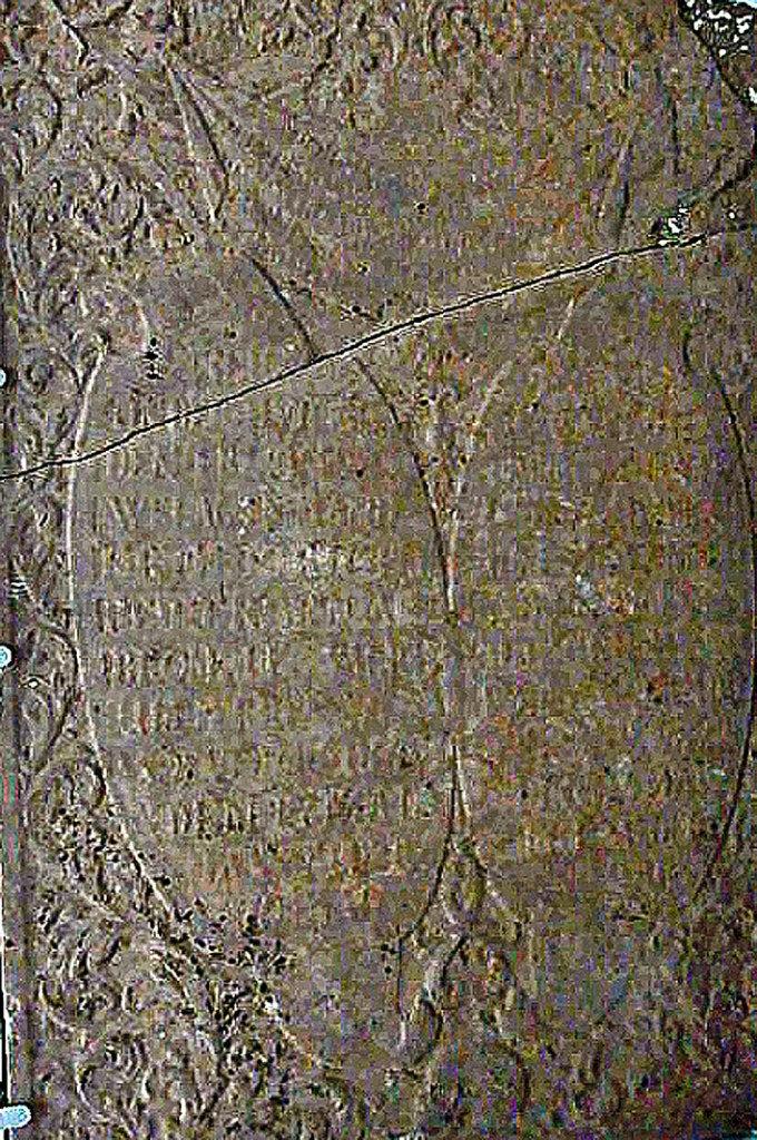 Gravsten Gravsten. O. 1775, med sekundære indskrifter. Rød kalksten, 199x135 cm, med to store, langstrakte rokokoskjolde under draperi holdt af engle og omgivet af storakantus; forneden dødningehoved.