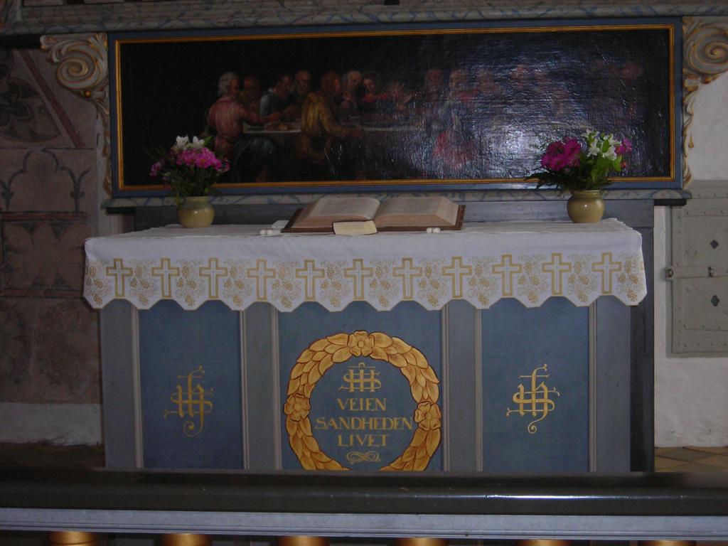 Koret Alteret Alterbordet er muret. Det blev omsat i 1851 og dækket af paneler i 1939, da alteret gennemgik en restaurering.