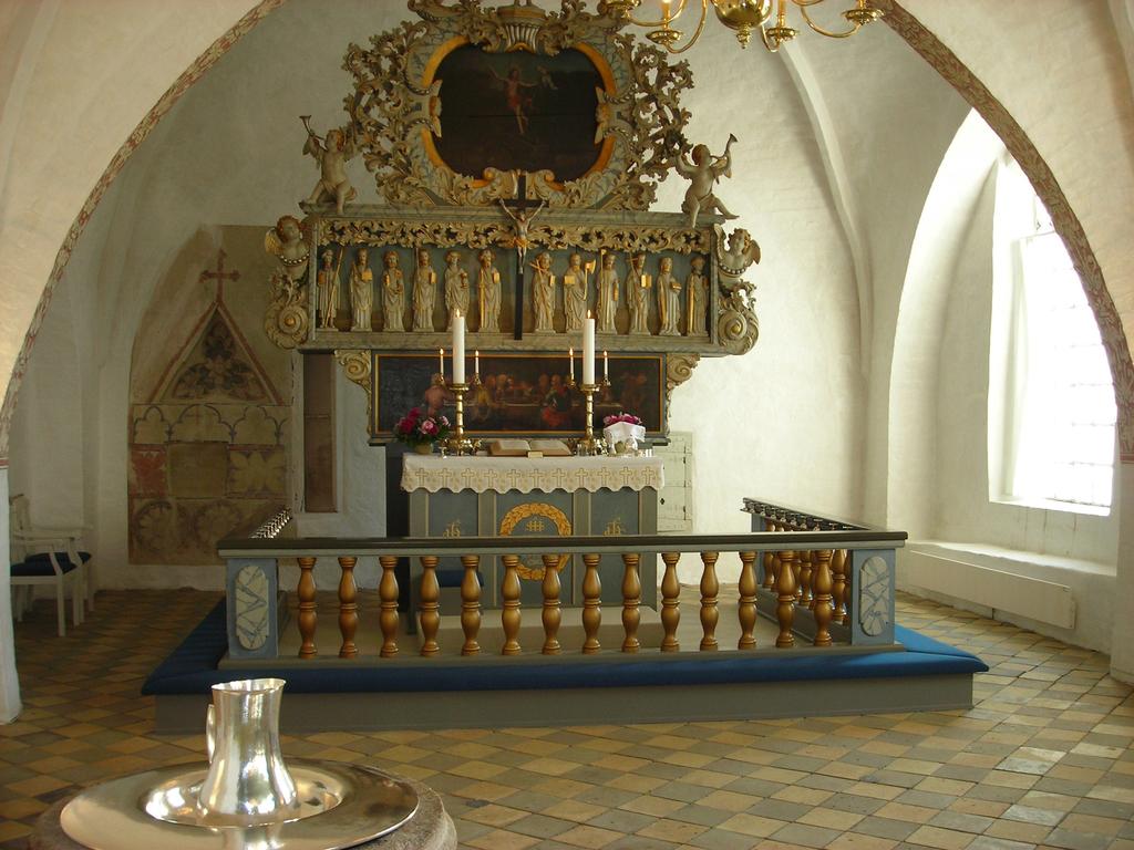 Lysestagerne har kirken fået af Augustenborg hertugen.