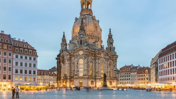 Frauenkirche åbnede dørene i 2005 Dresden (57.5 km) Den tyske storby Dresden er også hovedstad i delstaten Sachsen og ligger placeret i Elbens floddal mellem Berlin og Prag.