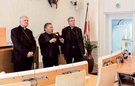 Besøg af Vatikanets ambassadør Vatikanets ambassadør, Nuntius ( en udsending") Henrýk Józef Nowacki og Biskop Czeslaw Kozon, besøgte formanden for Inatsisartut Lars-Emil Johansen den 19. oktober.
