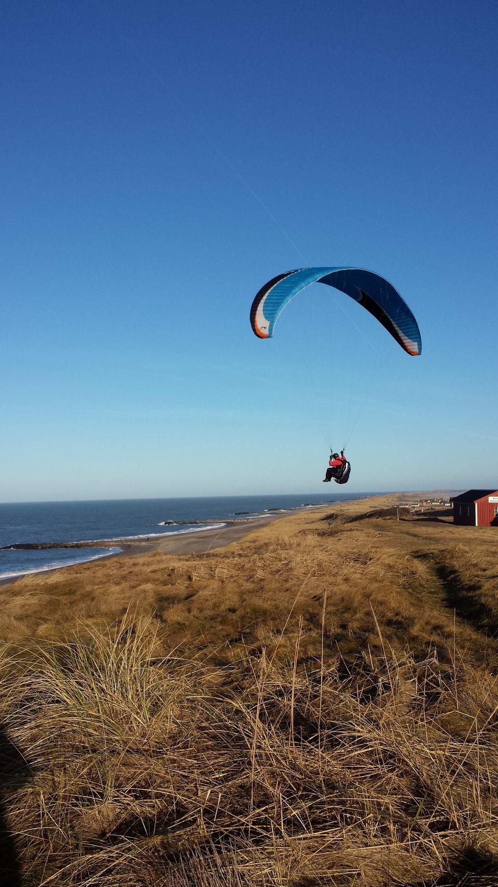 at nyde solnedgangen. Unge og lidt ældre kommer og dyrker bl.a. paragliding, hvor de høje skrænter gør det muligt at svæve frem og tilbage langs kysten.