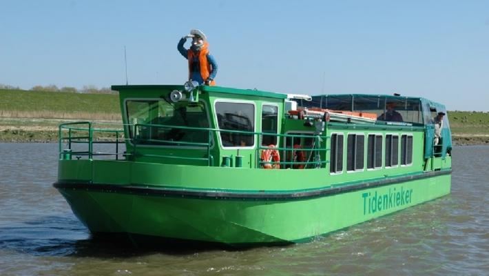 Tidenkieker-båden (46.2 km) Den flotte natur på Elben opleves særlig godt på båden, Tidenkieker. Denne fladbundede båd får jer tæt på flodens skønne fugleliv, fragtskibe og den friske luft.