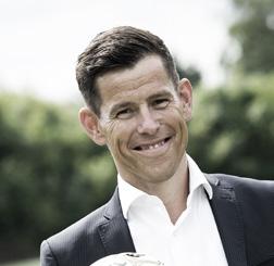 KOMMUNIKATION & MEDIER Jakob Høyer, Kommunikationschef Fodbold er den største sportsgren i Danmark - ja i hele verden - og de danske fodboldlandshold er blandt de mest populære og folkekære i