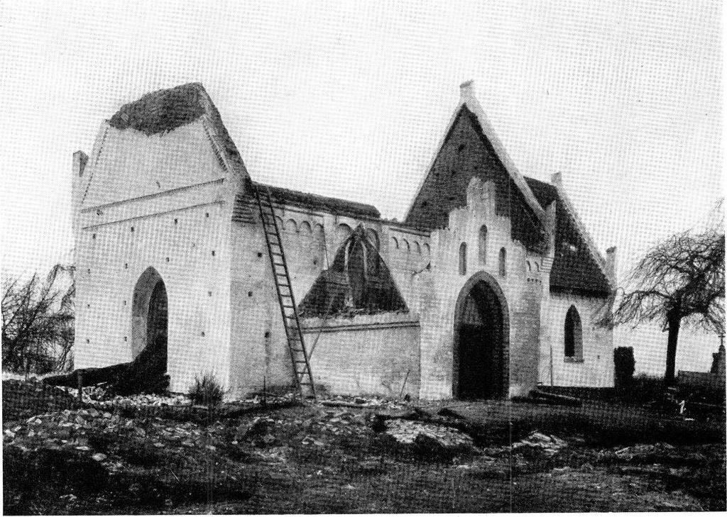 Fig. 1. Danmare. Ydre, set fra sydvest, umiddelbart efter branden 1895. R. P. Adrian, Nakskov fot.