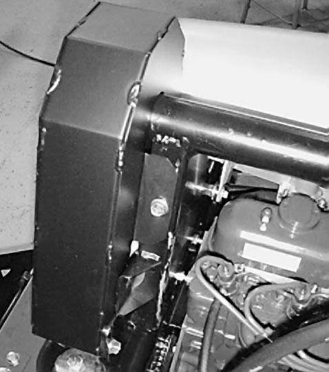 Kølevæskeventilatorrem. Udløs motorhjelmen, og åbn den.. Afmonter maskinskruerne (5), som fastholder ventilatorremmens skærm, og afmonter skærmen (fig. 34).