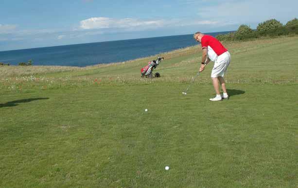 Golf fremmer fysisk og psykisk sundhed SEJERØ GOLFPAKKE Besøg Danmarks mindste og (måske) smukkest beliggende golfbane midt i Sejerøs dejlige natur.