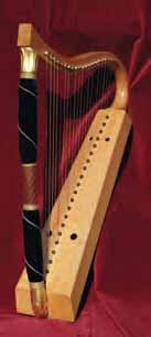 Sowohl die romanische, als auch die spätere gotische Harfe waren, wie die norwegische Krogharpe und die alten schottischen und irischen Clarsach aus einem massiven Holzblock geschnitzt und hinten mit