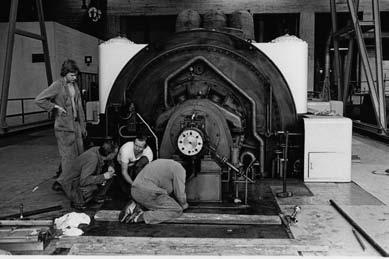 FROM A MODERN POWER PLANT TO A FACTORY OF CULTURE Fig. 5. Turbine inspection in 1977. Annual maintenance took place during the summer, when the demand for electricity in Helsinki was smaller.