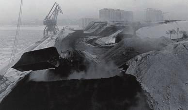 MAIJA KÄRKI 92 Fig. 6. The coal field in the winter of 1979. It looks almost magical, steaming because of the sub-zero temperatures. Photograph from the archives of Helsinki Energy.