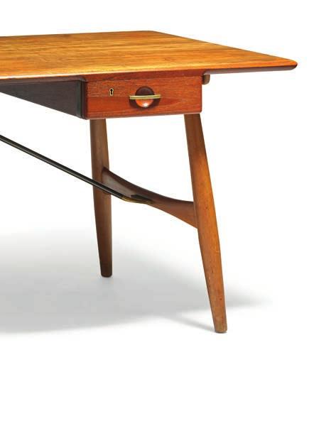 1020 HANS J. WEGNER b. Tønder 1914, d. Gentofte 2007 "JH 571". Freestanding solid teak desk on slightly oblique oak legs. Front with two drawers. Stretchers, drawer mounting and handles of brass.