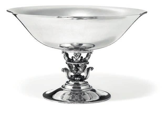 1026 1026 JOHAN ROHDE b. Randers 1856, d. Hellerup 1935 A large hammered silver bowl. Georg Jensen anno 1919. Design no. 184. Weight 1225 gr. H. 19,2 cm. Diam. 30,5 cm.