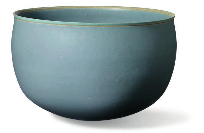1056 CD ALEV EBÜZZIYA SIESBYE b. Istanbul 1938 Large, circular stoneware bowl decorated with bluish grey glaze.
