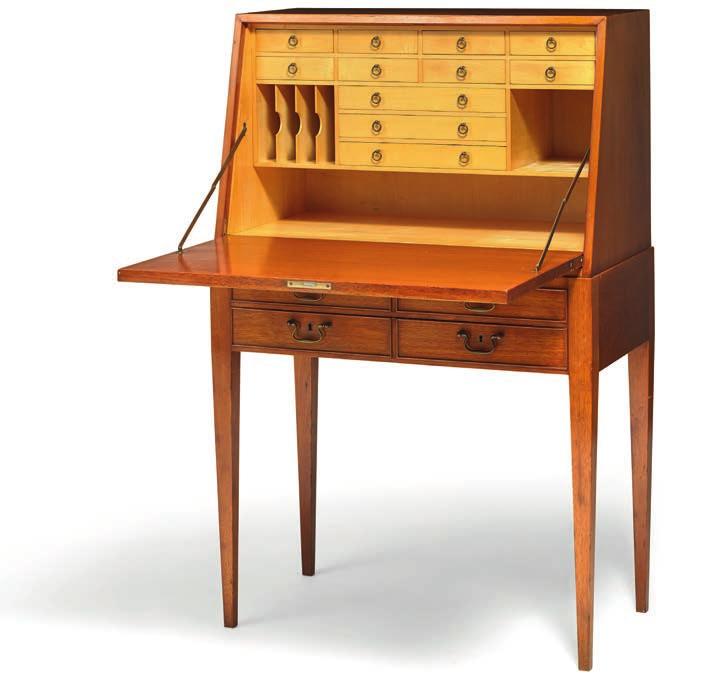 1096 RUD. RASMUSSEN Freestanding mahogany bureau. Front with four drawers and a slanting fold-down writing leaf, behind which numerous drawers and storage compartments of light ash wood.