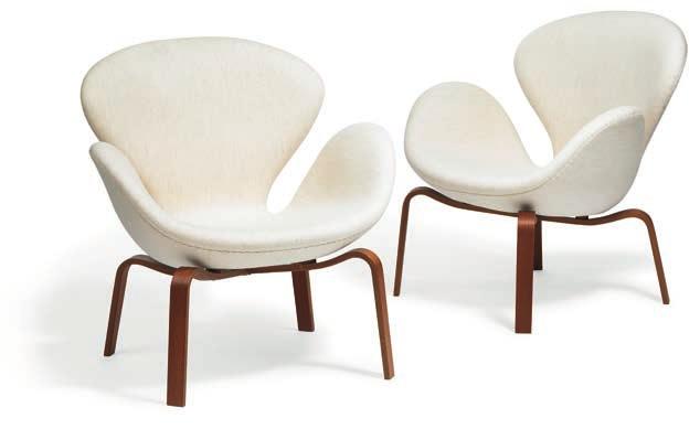 1118 1118 ARNE JACOBSEN b. Copenhagen 1902, d. s.p. 1971 "The Swan". A pair of easy chairs with laminated moulded teak frame. Seat and back upholstered with light wool. Model 4325. Designed 1960.