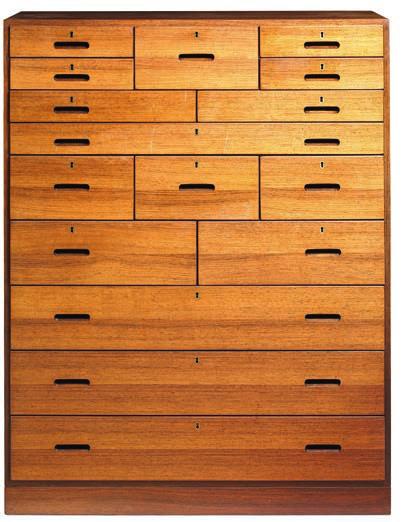 DKK 50,000-60,000 / 6,700-8,050 1149 KAJ WINDING b. 1904 Rosewood chest of drawers mounted on plinth.