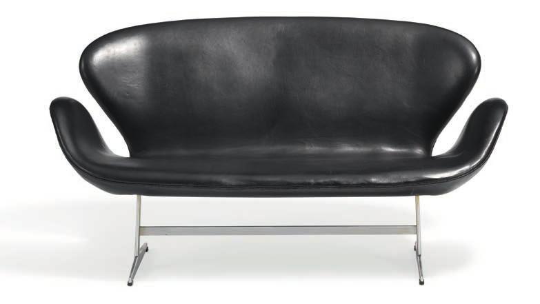 1215 ARNE JACOBSEN b. Copenhagen 1902, d. s.p. 1971 "The Swan Sofa". Freestanding two seater sofa with aluminum frame. Sides, seat and back upholstered with black leather. Model 3321.