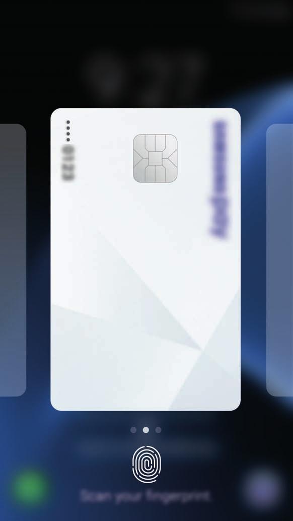 Foretage betalinger 1 Tryk og hold på et kortbillede nederst på skærmen, og træk det opad.