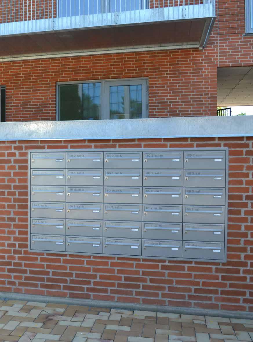 I en bygning kan man spare plads ved at placere det meste af postkassen i muren, så det kun er fronten og brevklappen, som er synlig og tilgængelig udadtil.