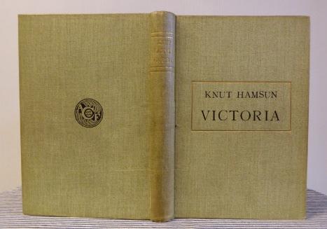 Bindet signeret Axel Knudsen 1951. 3.000,00 14. HAMSUN, KNUT: Victoria. En kærligheds Historie. Orig. udgave. Kristiania [Oslo]: Cammermeyers Forlag 1898.