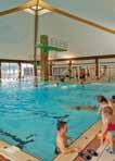 I svømmehallen er der et 25 meter langt bassin med startskamler der kan bruges til en lille