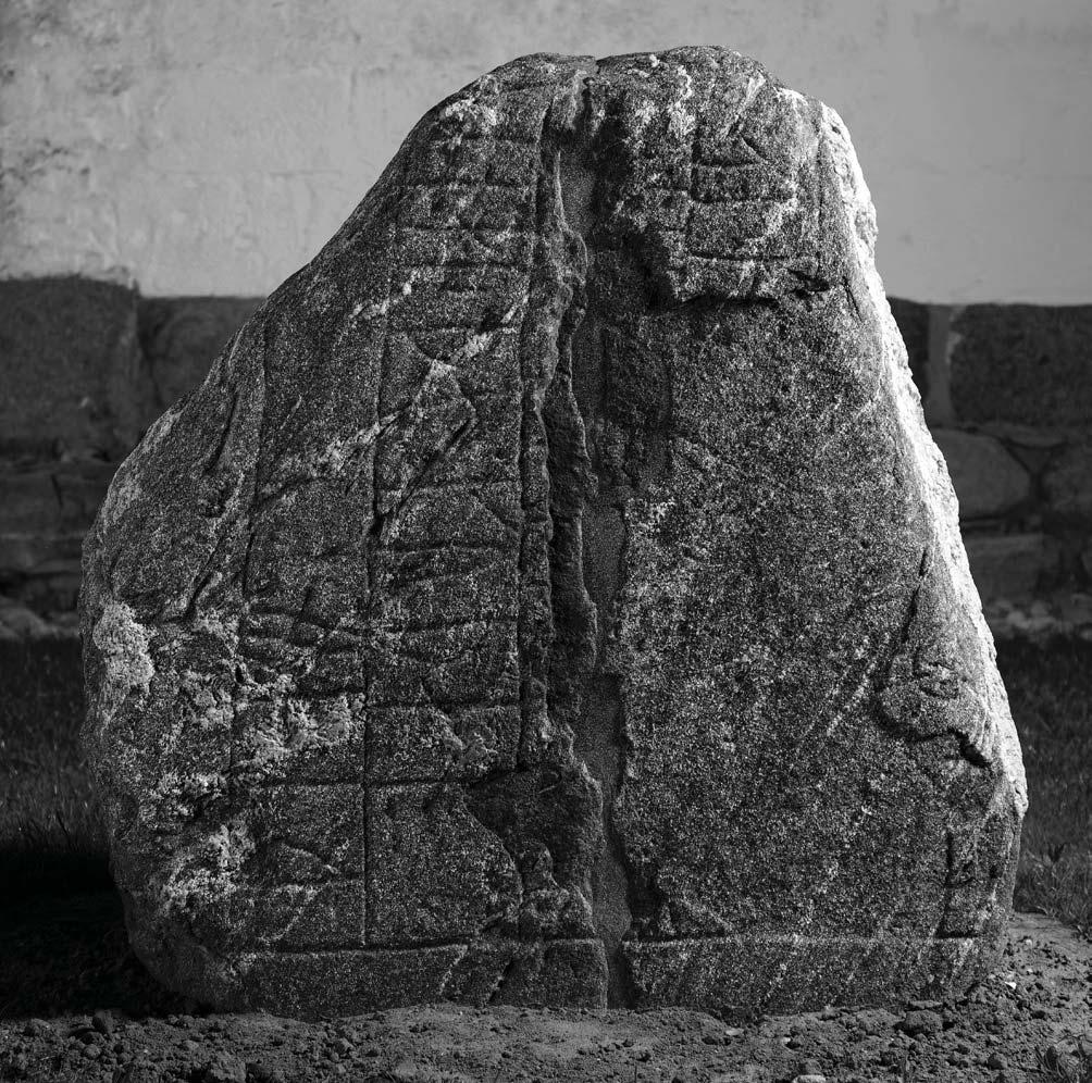 Museum Østjylland Årbog 2015 RESUMÉ Fig. 1. På en natoptagelse af Langåstenen 3 ses runerne tydeligt.