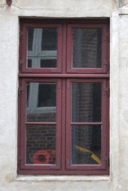 I byerne kan der mod gaden ses større vinduer. Det typiske vindue i 1700-tallet i byhusene er et korspostvindue med fire lige store oplukkelige rammer.