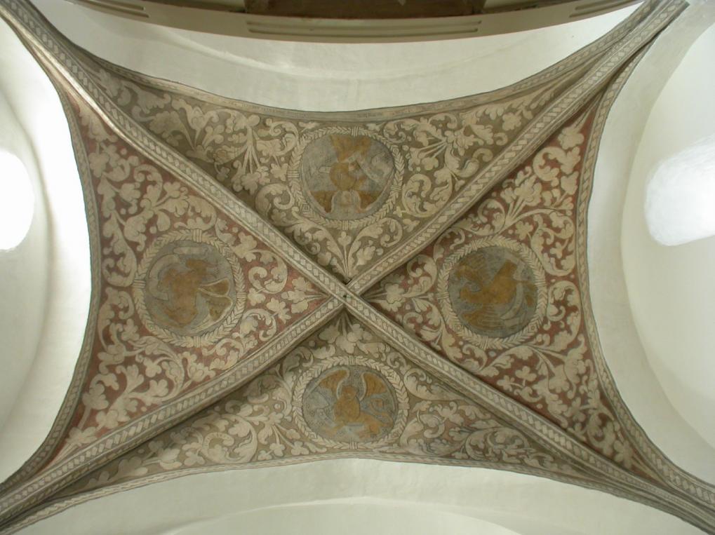 Inde i korets krydshvælv sidder en af de få bevarede kalkmalerier i de bornholmske kirker. De blev opdaget i 1905, og er senere restaureret et par gange senest i 2003 men det er en anden historie.